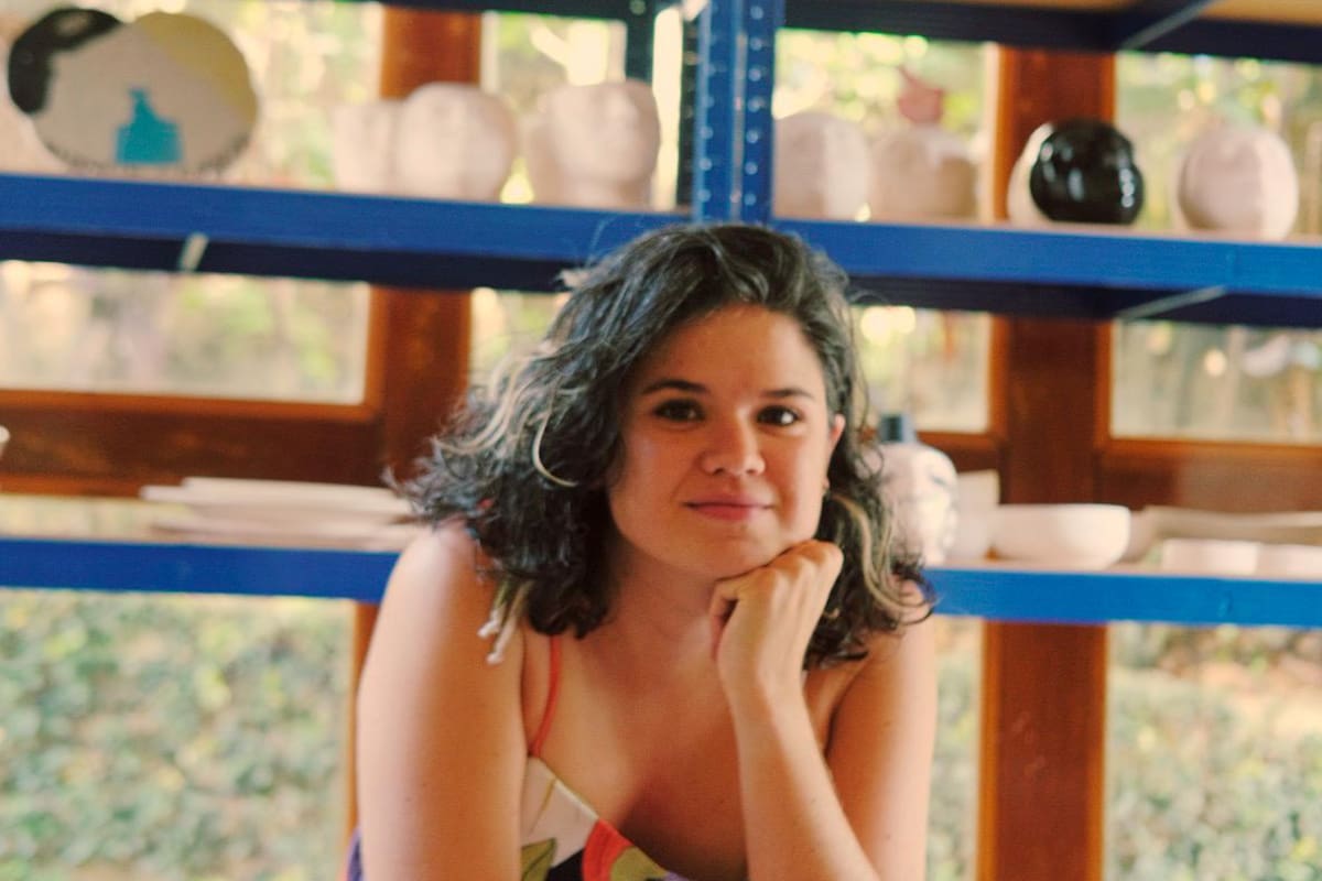 Valentina Ibáñez es la artista colombiana detrás de Patialegre, taller de cerámica y objetos ilustrados con más de 8 años de experiencia en la creación y comercialización de piezas únicas. Foto suministrada/VANGUARDIA