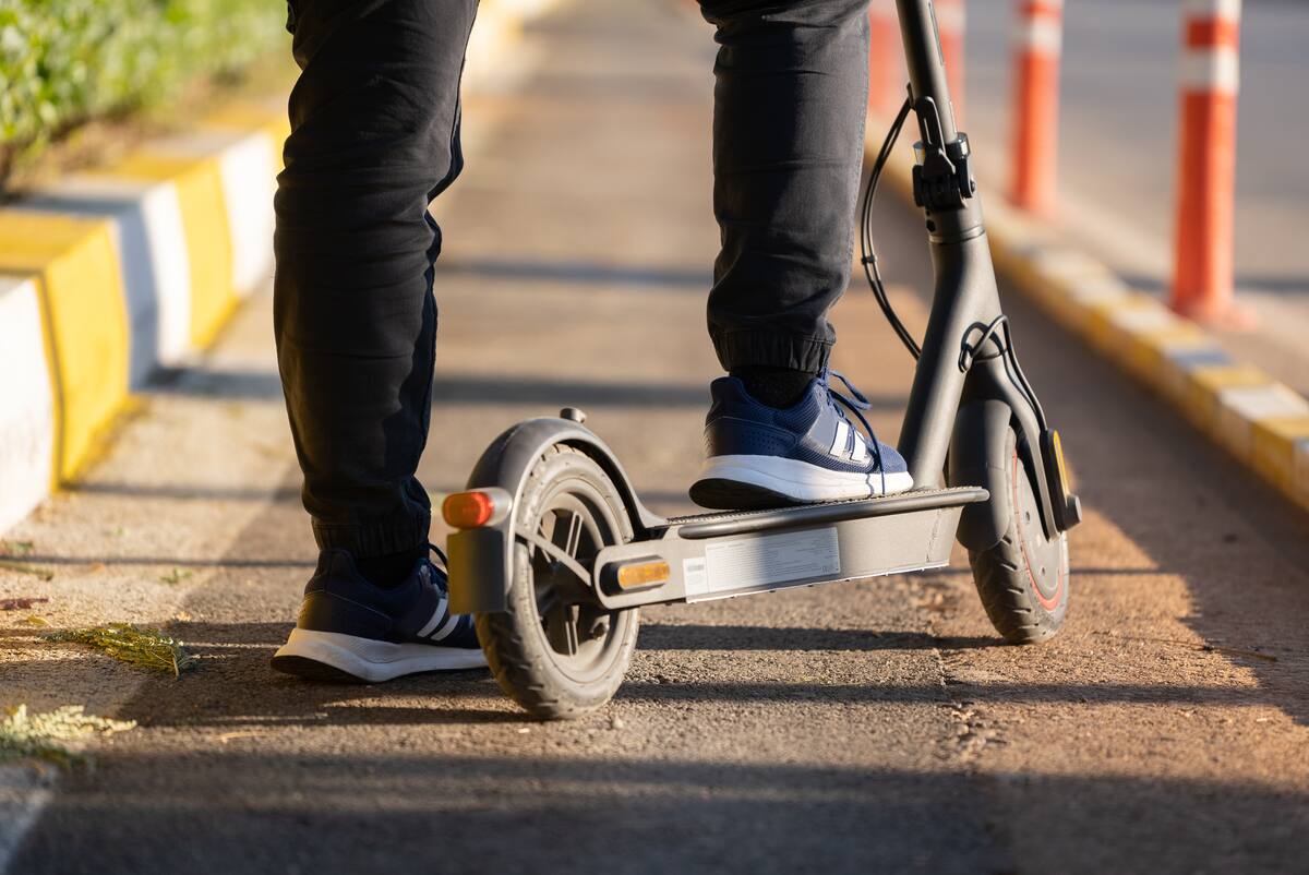 Niños a bordo de una patineta eléctrica en la zona más peligrosa de la Calle 30. ¿Dónde están los padres?