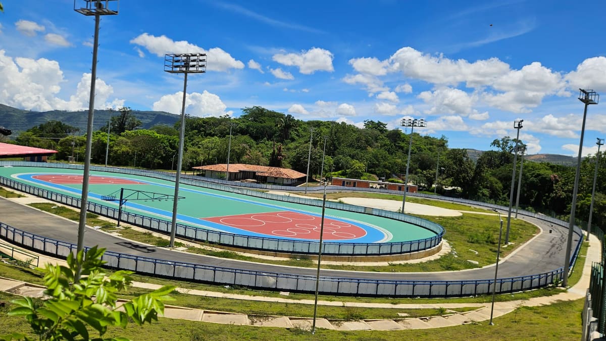 El escenario deportivo cuenta con dos pistas. Una de 400 metros y otra de 200 metros.