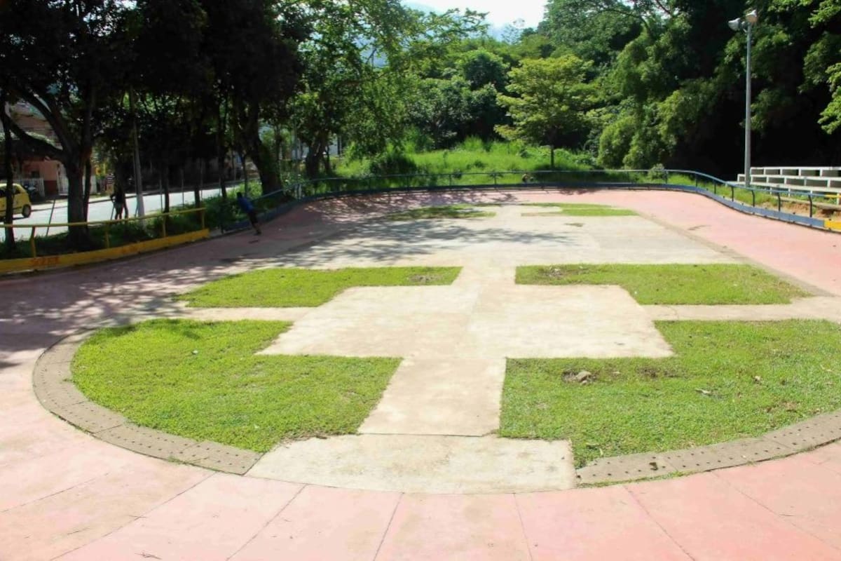 Aunque hoy la pista luce mejor por trabajos de pintura y mantenimiento de canaletas y poda, requiere arreglos más complejos de las protecciones laterales y las lozas del escenario. (Foto: César Flórez / VANGUARDIA LIBERAL)