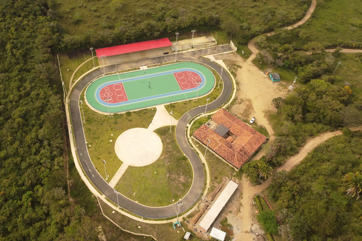La obra fue contratada en 2022 y reemplaza al viejo escenario que funciona en la vereda El Jovito.