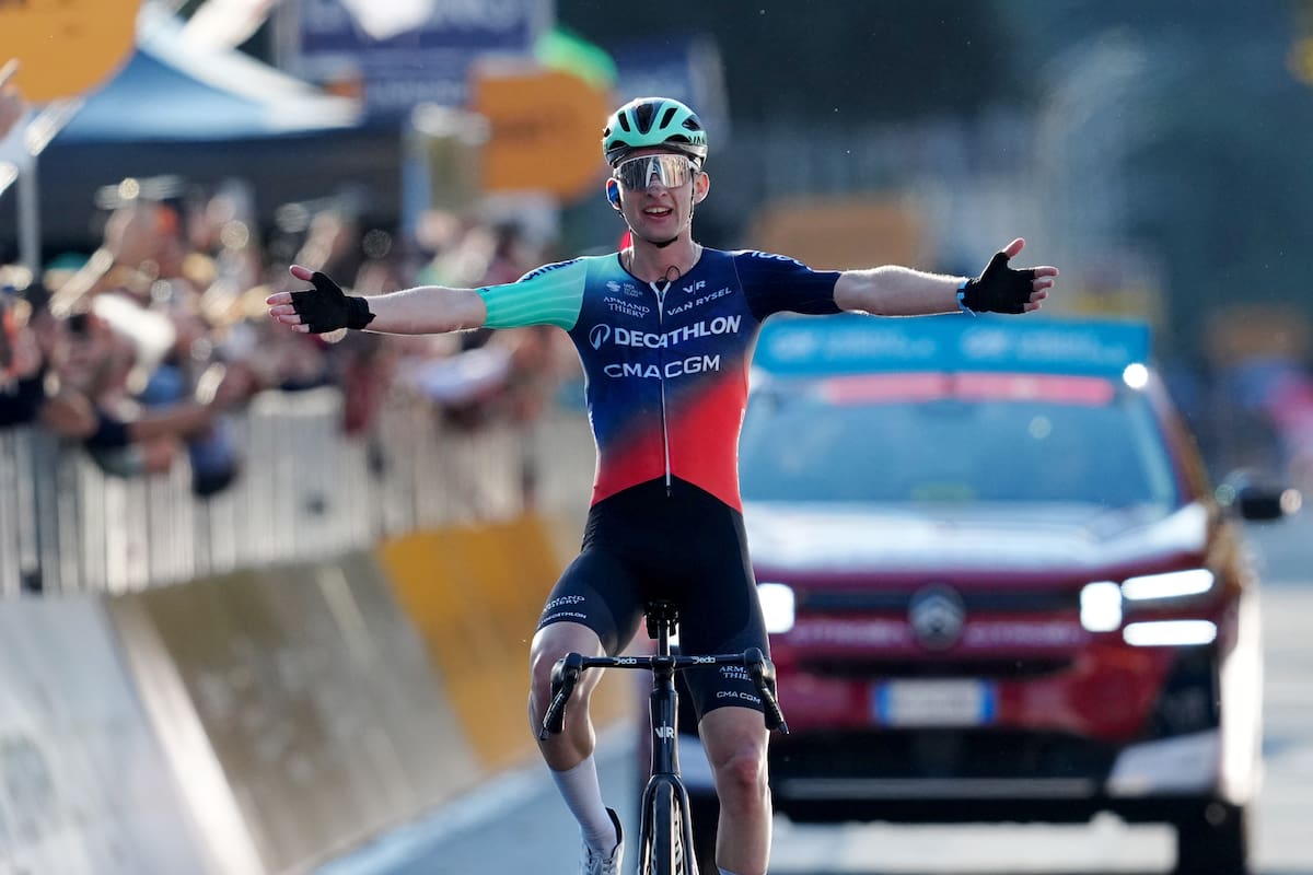 Paul Seixas hace historia en el Giro de Lombardía 2026: ganó con 20 años y dejó atrás la racha de Pogacar. Foto: @Il_Lombardia