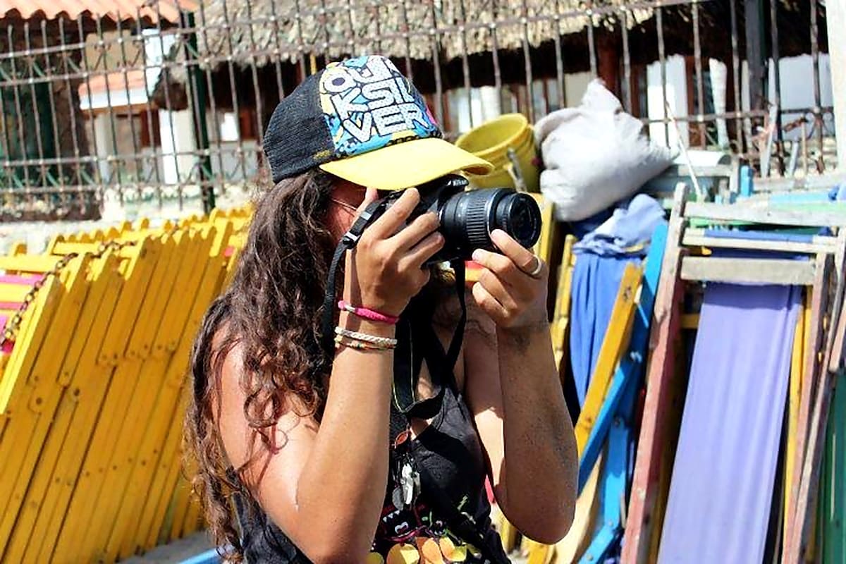 Paula Andrea Cáceres es artista multidisciplinaria y profesora de educación infantil. Desde hace más de siete años trabaja con comunidades y, en el barrio La Joya de Bucaramanga, ha convertido el arte en una herramienta para enfrentar el matoneo, fortalecer vínculos entre jóvenes, impulsar emprendimientos y promover el cuidado ambiental.