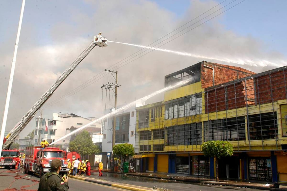 Los socorristas utilizaron la escalera del camión para poder controlar las llamas, que amenazaban con extenderse a otros locales del sector. Las autoridades cerraron el paso por la calle 49, se apagaba el incendio. Hacia las 3:00 de la tarde, el fuego fue sofocado por los Bomberos. (Foto: Édgar Pernett/ VANGUARDIA LIBERAL)