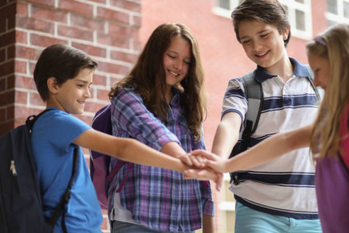 La participación activa de las familias fortalece los hábitos de solidaridad y cuidado, extendiendo el aprendizaje más allá de las instituciones educativas.