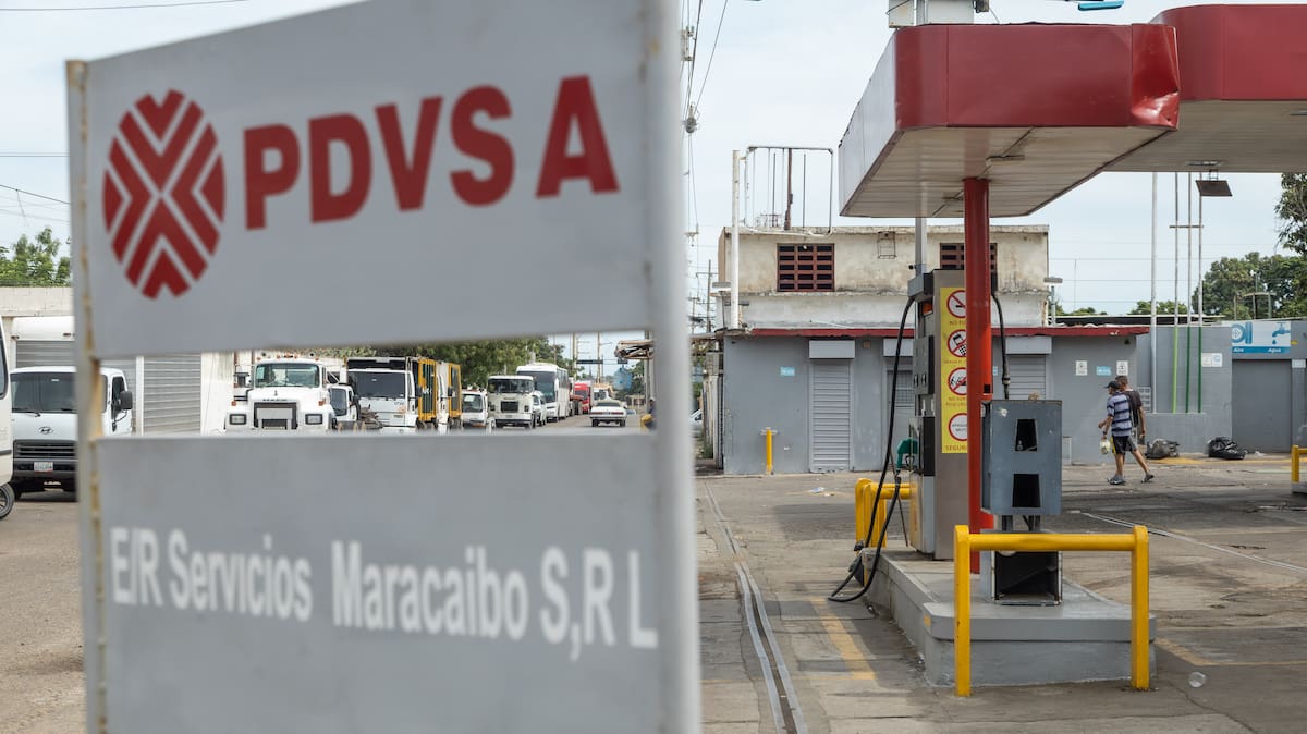 AME6331. MARACAIBO (VENEZUELA), 13/06/2023.- Vehículos hacen fila en una estación de gasolina el 9 de junio de 2023, en Maracaibo (Venezuela). La estatal Petróleos de Venezuela (Pdvsa), encargada del suministro de gasolina en todo el país, aseguró este martes, en una nota de prensa, que trabaja con "normalidad" y capacidad suficiente para cubrir la demanda nacional, mientras en la calle persisten las colas para repostar y han aumentado las denuncias por la escasez de combustible en los últimos días. EFE/ Henry Chirinos