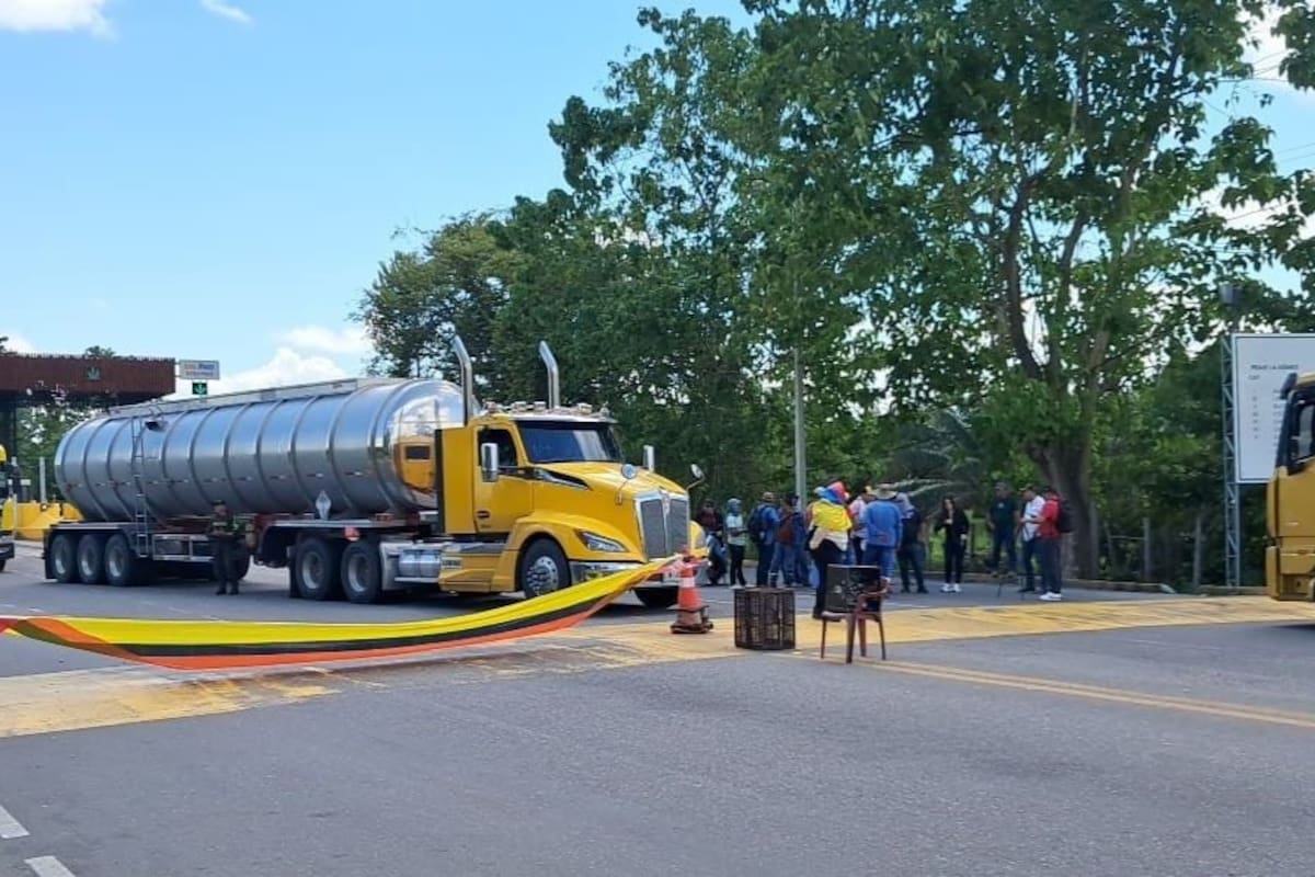 Transportadores de volqueta y líderes comunitarios levantaron los bloqueos en la Troncal del Magdalena Medio tras acuerdo parcial con la concesión y la empresa contratista.
Suministrada/Vanguardia
