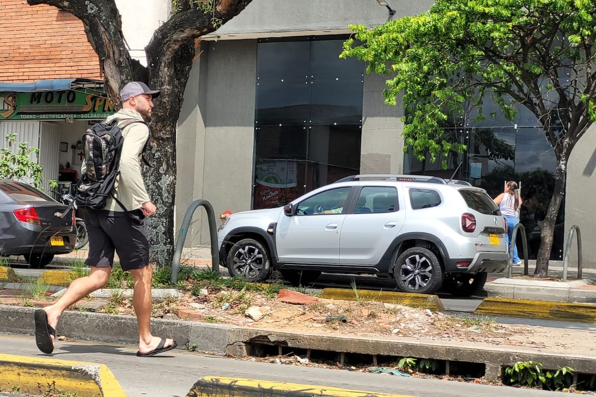 Peatones en Bucaramanga, en riesgo inminente. Franz Rey/Vanguardia