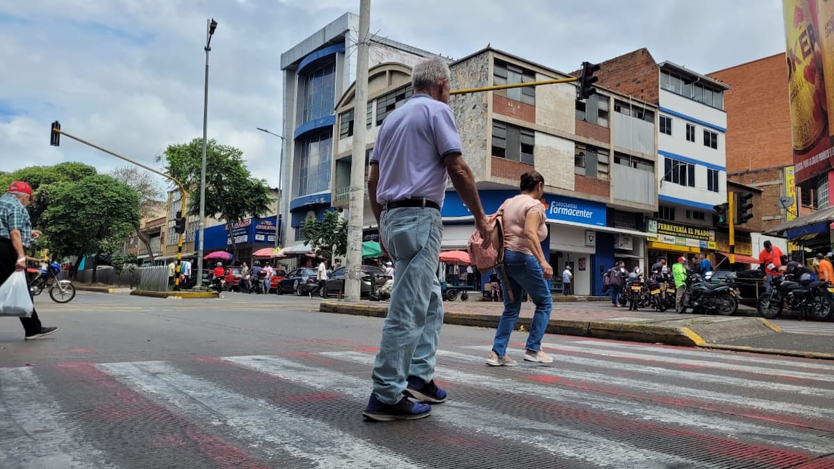 Peatones en Bucaramanga, en riesgo inminente. Franz Rey/Vanguardia