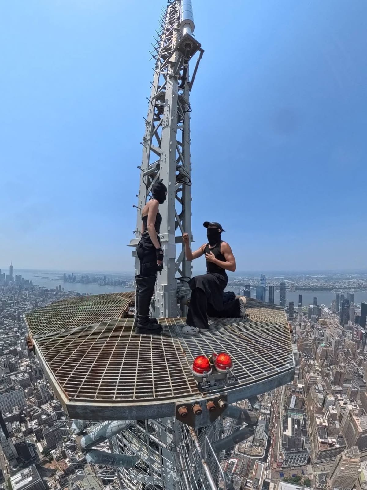 Dos manifestantes enmascarados han escalado hasta la mismísima cima del Empire State Building en NYC para colgar una pancarta que dice: "Cuando el poder del amor supere al amor por el poder. El mundo conocerá la paz".