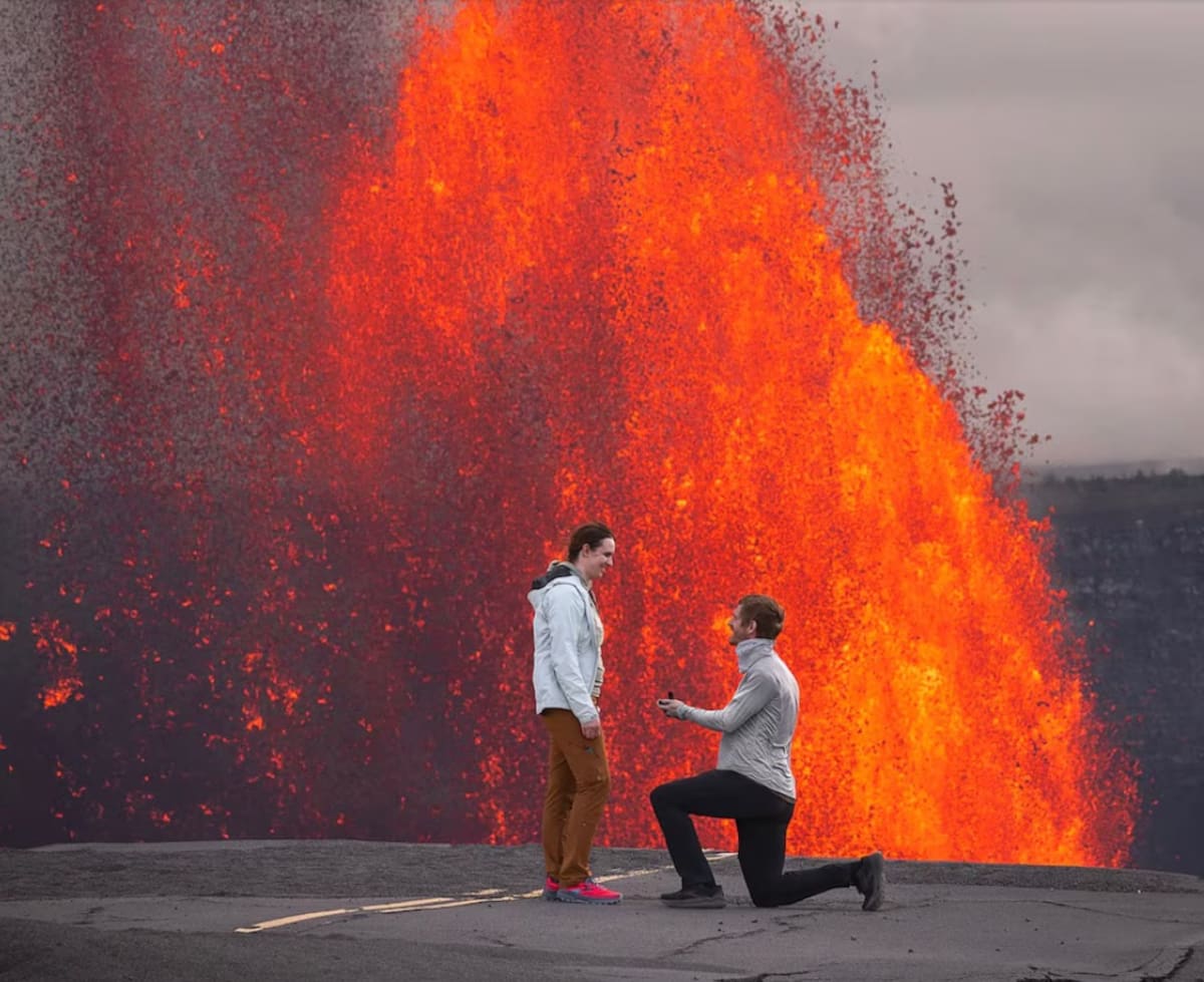 Una propuesta ardiente: meteorólogo se compromete frente al volcán Kilauea en erupción.