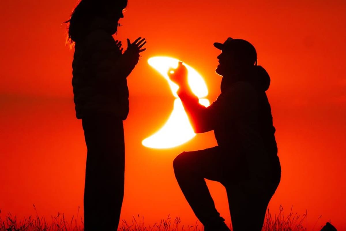 La foto de una pedida de mano durante el
eclipse solar total en Francia que se ha vuelto viral