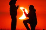 Pedida de mano durante eclipse solar en Francia se vuelve viral: “Una propuesta de película”