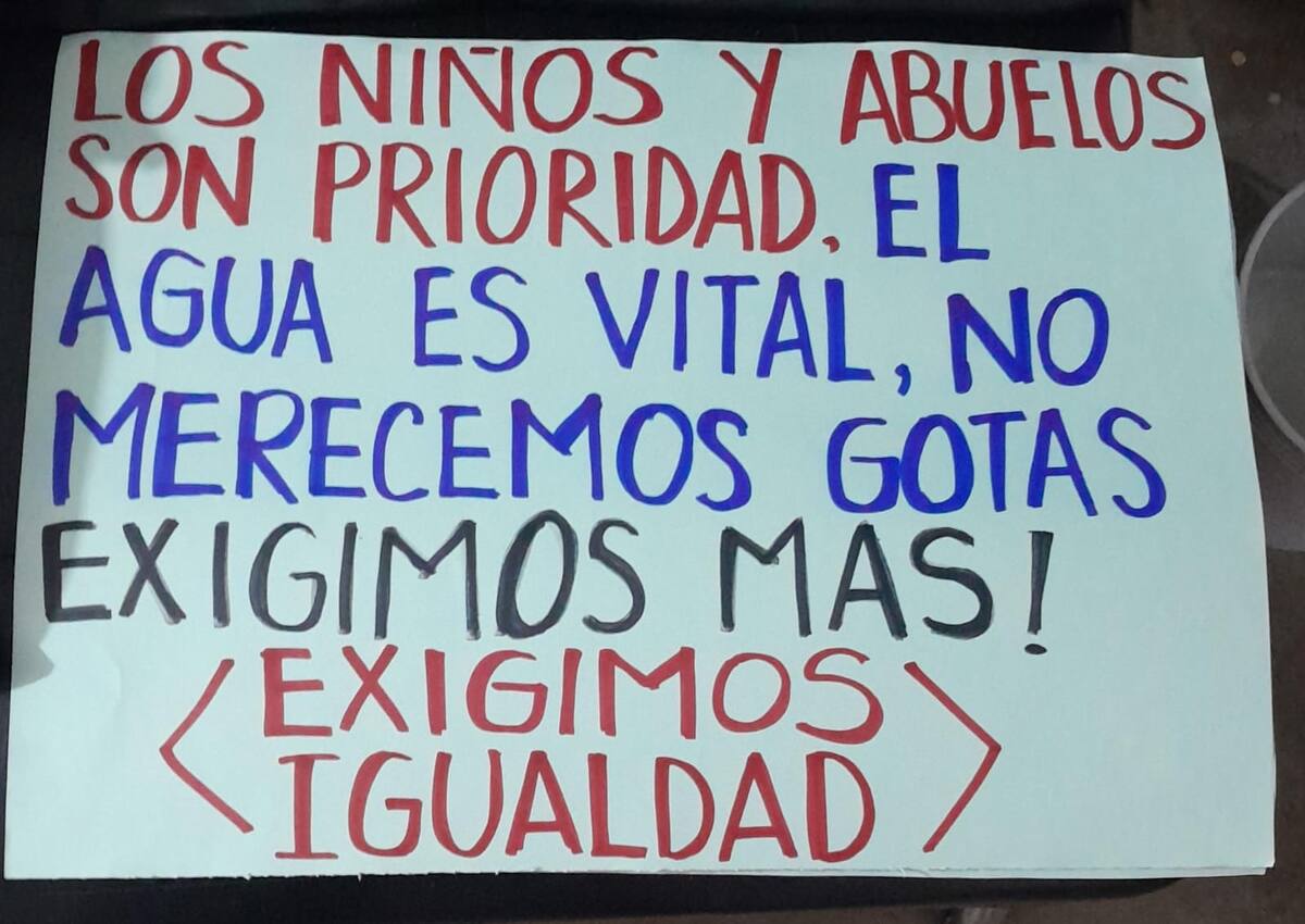 Habitantes del sector Pedregal protestaron frente al Acueducto Metropolitano de Bucaramanga para exigir soluciones a la falta de agua en la zona.