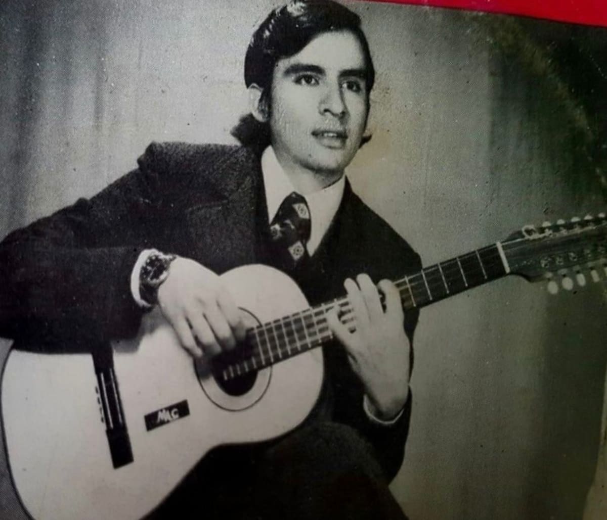 Pedro Nel Martínez es, sin exagerar, la leyenda viva más importante del tiple en Colombia. Nacido en Charalá, Santander, este maestro ha dedicado más de seis décadas a elevar el tiple de ser un instrumento de acompañamiento a uno de concierto y gala.