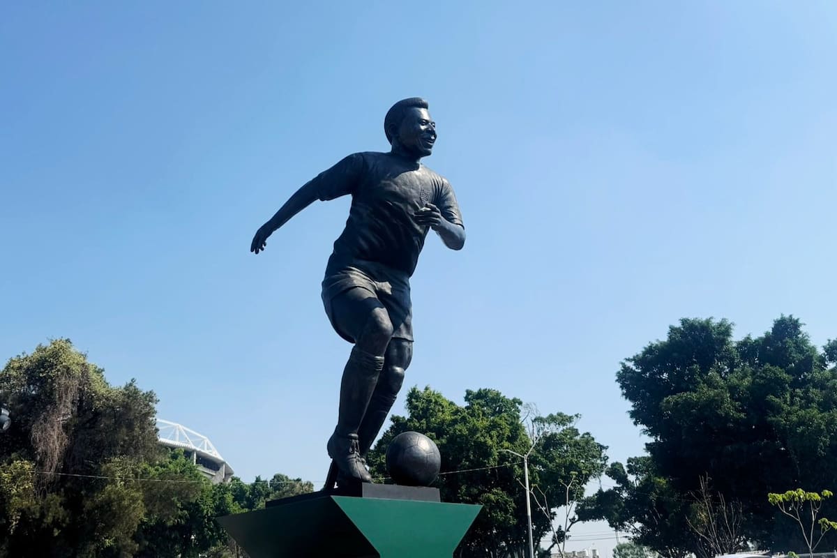 Autoridades inauguraron la escultura monumental en honor a Pelé como parte de las actividades rumbo al Mundial 2026. /FOTO: @NotiGDL