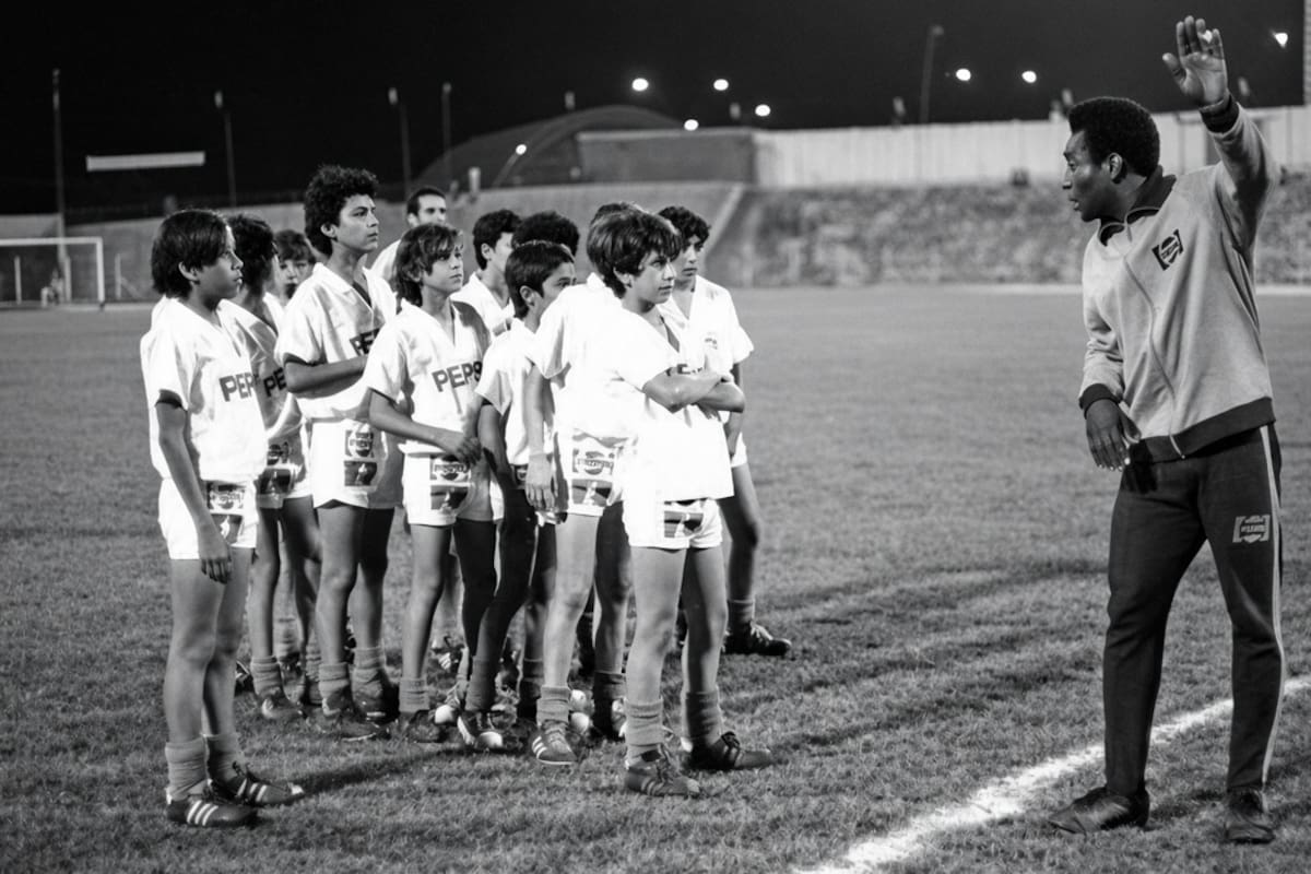Pelé compartió con jugadores históricos de Bucaramanga, entre ellos Américo Montanini, Hermán 'Cuca' Aceros y Álvaro 'El Pipa' Solarte. Foto: Archivo / VANGUARDIA.