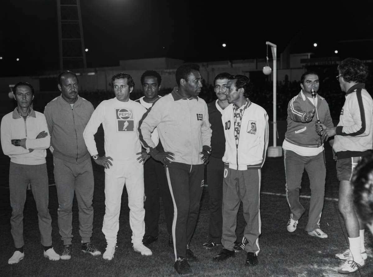 Pelé compartió con jugadores históricos de Bucaramanga, entre ellos Américo Montanini, Hermán 'Cuca' Aceros y Álvaro 'El Pipa' Solarte. Foto: Archivo / VANGUARDIA.