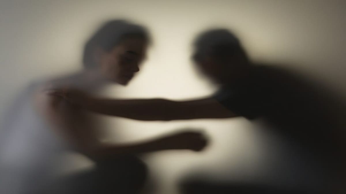 Descubre a su novia con otro en pizzería y termina en violenta pelea.