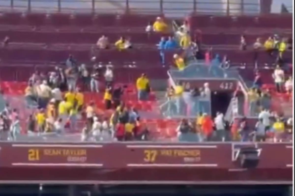 Pelea entre hinchas colombianos en el partido entre Colombia y Francia. //Captura de pantalla.