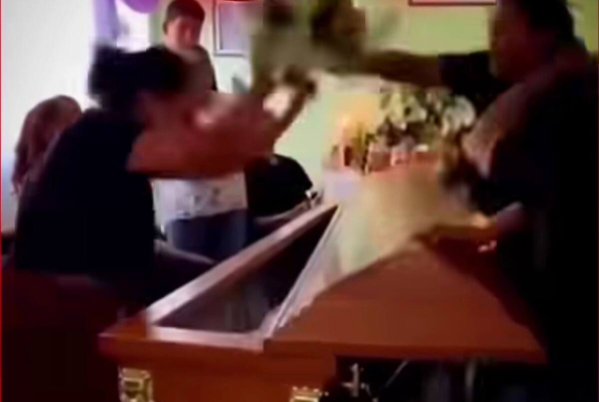 Dos “viudas” descubren el engaño y se van a los golpes en pleno funeral.