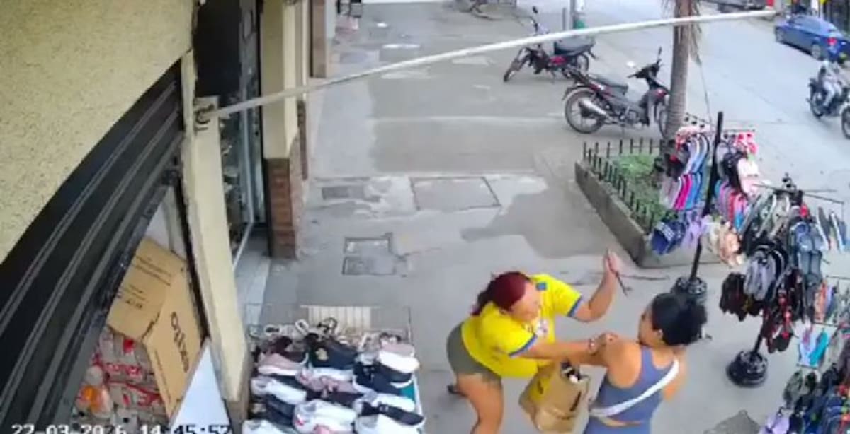 Escalofriante video: una mujer muere apuñalada en pleno barrio de Cali.