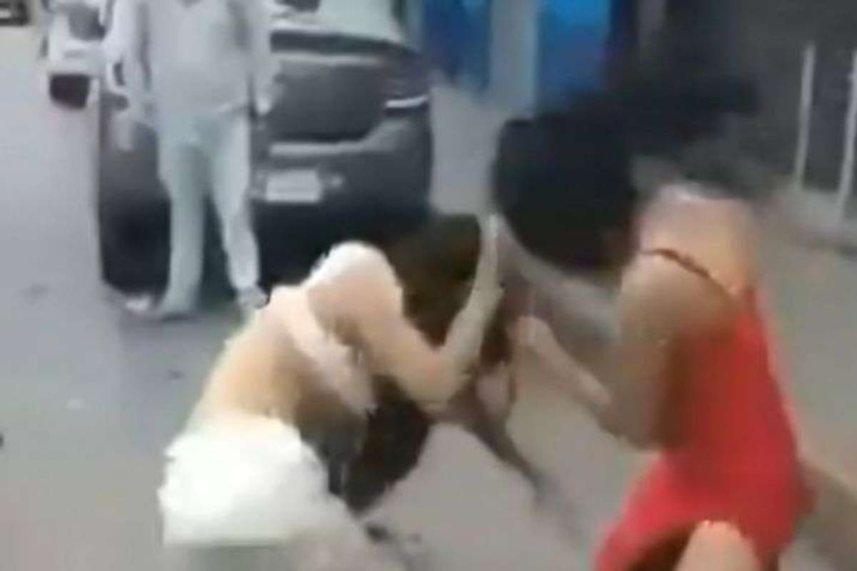 Una celebración festiva culminó en un altercado violento entre dos mujeres en Guayaquil, Ecuador. Un video capturó el momento exacto de la confrontación, donde ambas intercambian gōlpes ante la mirada de los asistentes.