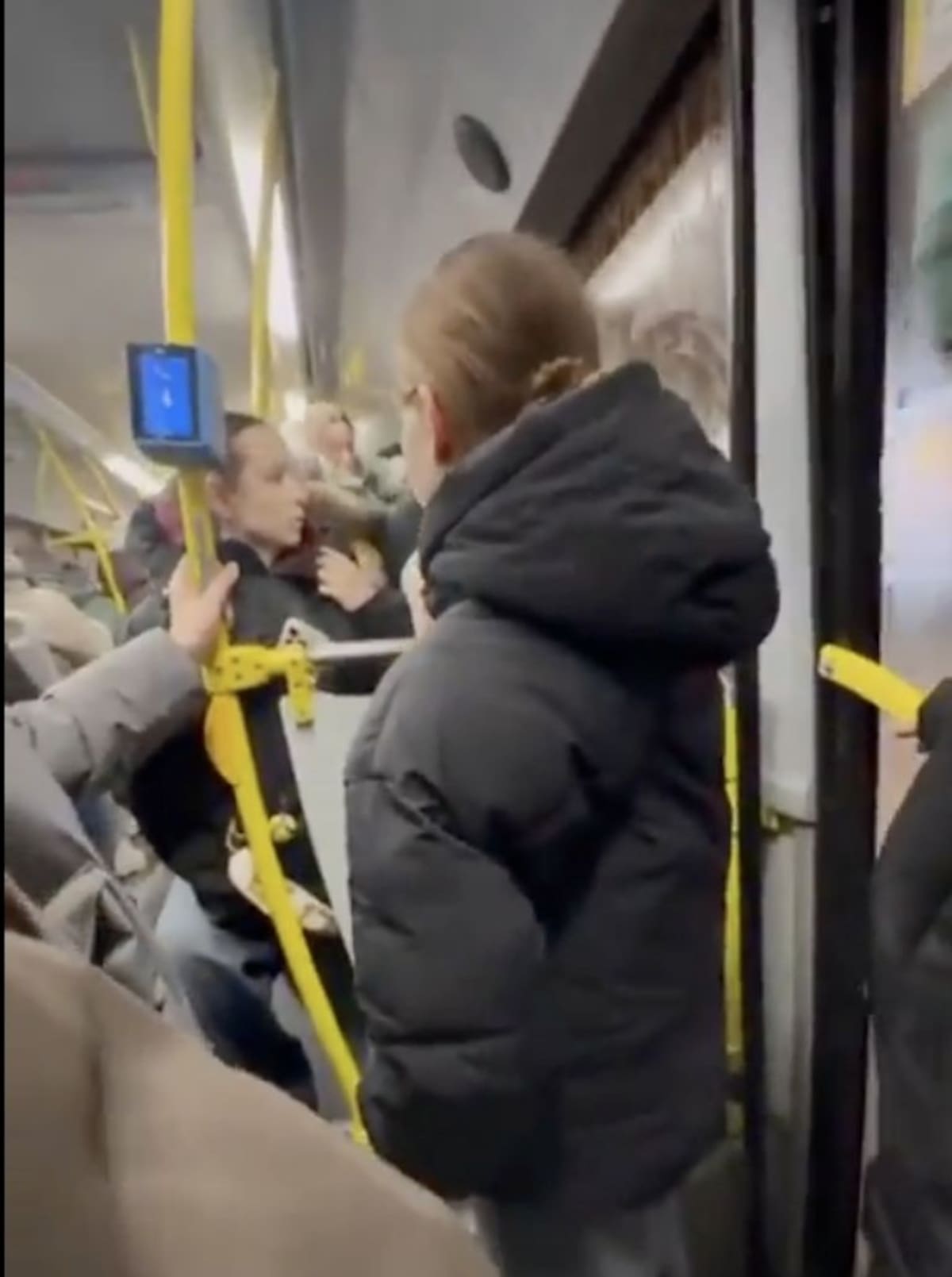 “Viejo pervertido”: Así escaló la pelea entre una mujer embarazada y un adulto mayor en transporte público en Rusia.