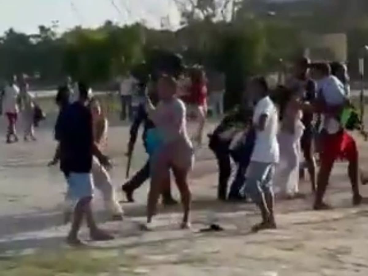 Turistas y vendedores se enfrentan por un robo en Cartagena.
Foto: Captura de video.