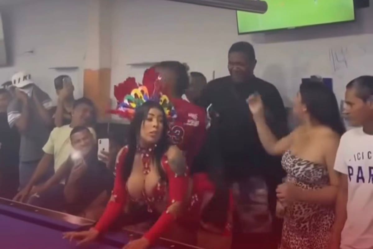 Captan el momento exacto en que una mujer interrumpe el baile de su pareja en un billar. ¡La sacada fue de película!
