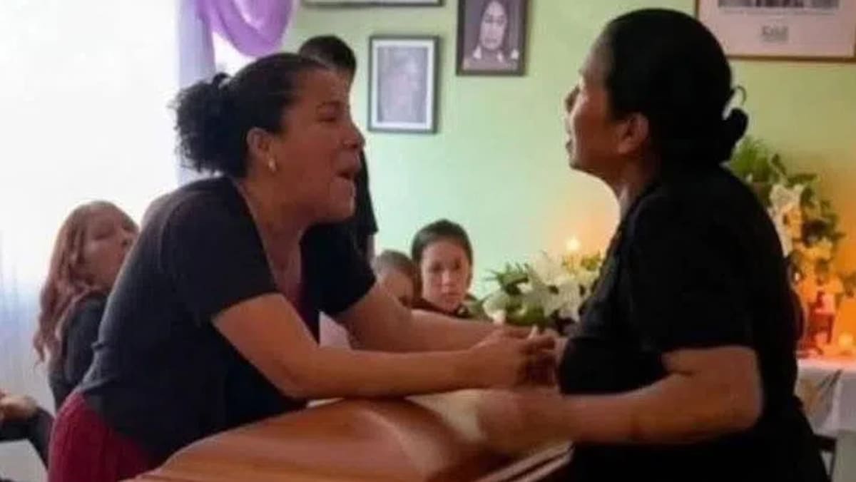 Un momento de duelo terminó en tensión y reclamos frente al féretro de dos mujeres, generando reacciones en redes sociales.