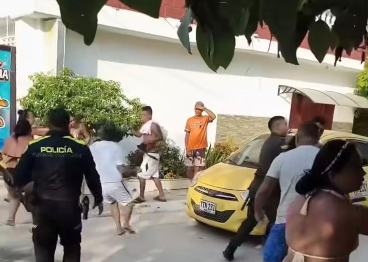 Una bochornosa riña entre turistas frente a reconocido hotel. Una mujer perdió su traje de baño en medio del altercado. La Policía tuvo que intervenir para detener la batalla campal.