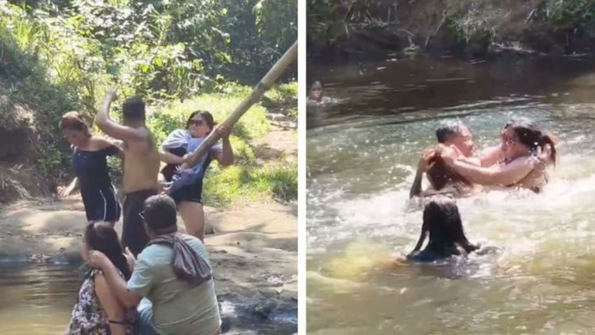 El video muestra el momento en que la discusión escala a agresiones físicas dentro del agua.