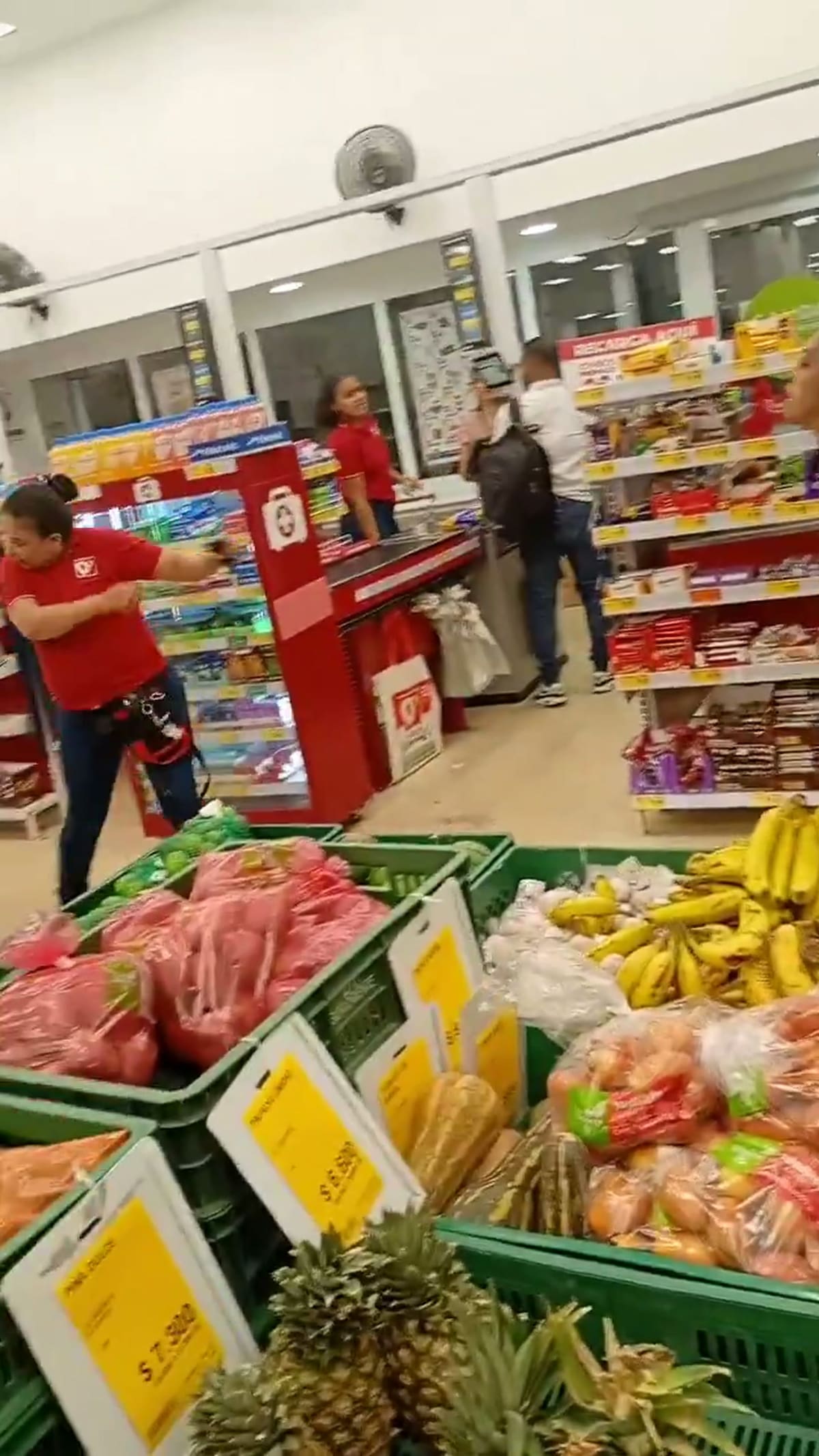 Una empleada de Tienda D1 de Medellín expuso su integridad tras confrontar a una mujer que fue sorprendida hurtando en el local.