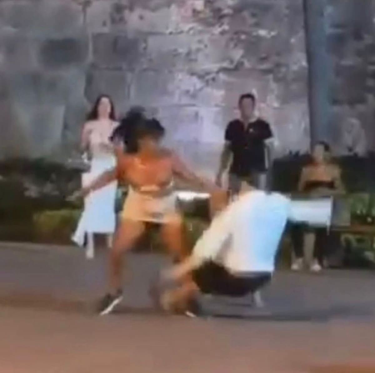 Video: Pelea entre turista y trabajadora sexual en Torre del Reloj, Cartagena.