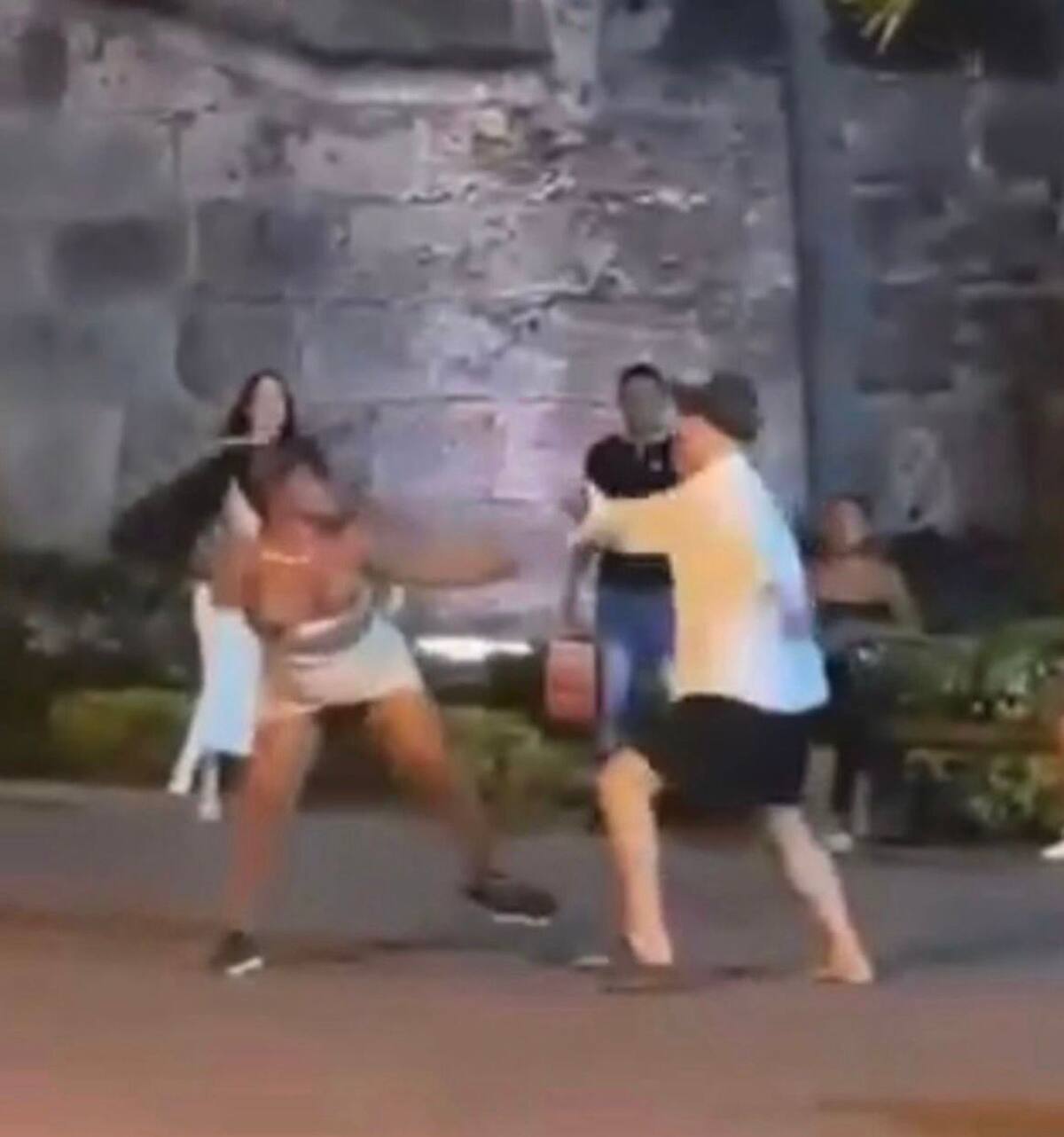 La emblemática Torre del Reloj fue escenario de una bochornosa pelea entre un turista y una mujer. Los golpes y patadas sobraron ante la falta de autoridad en el sector.