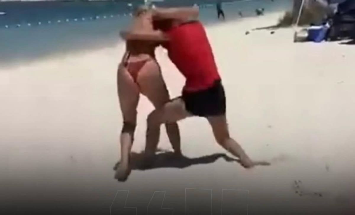 pelea de dos mujeres en la playa.
