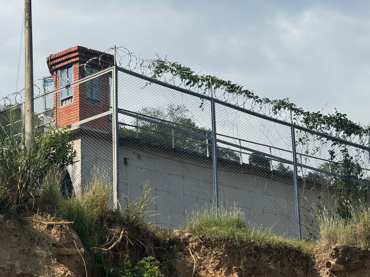 La Garita 3, la Garita 5 y la planta de tratamiento de aguas residuales aparecen entre los puntos que generan mayor preocupación dentro del establecimiento penitenciario. Aunque desde 2025 existe un contrato para realizar estudios y diseños, el INPEC reclama claridad sobre las obras definitivas y sus tiempos de ejecución.