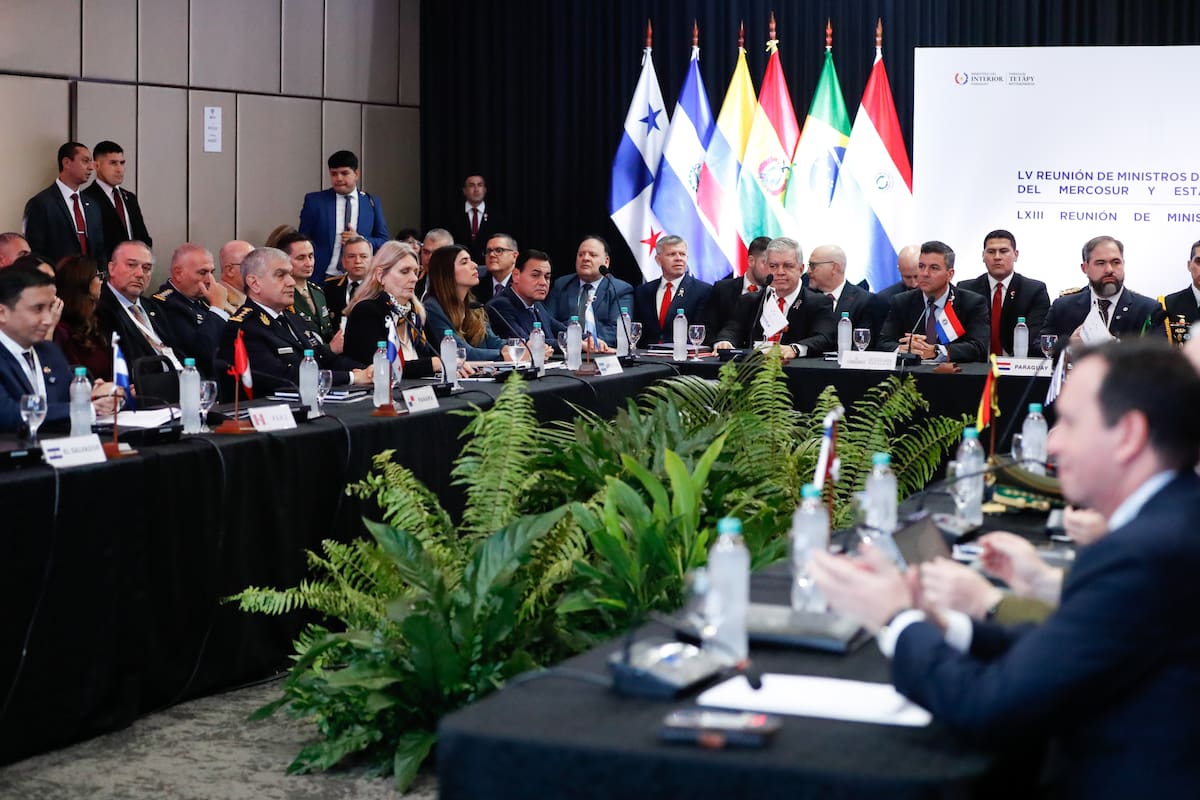 AME6533. ASUNCIÓN (PARAGUAY), 29/05/2026.- El presidente de Paraguay, Santiago Peña (c), habla junto al ministro del Interior, Enrique Riera (c-i), y el ministro de Justicia, Rodrigo Nicora (c-d), durante el acto de apertura de la LV Reunión de Ministros del Interior y de Seguridad del Mercosur y Estados Asociados, y de la LXIII Reunión de Ministros de Justicia, este viernes en Asunción (Paraguay). Peña afirmó que el desafío de Sudamérica es convertirse en una región más segura, por lo que instó a los países del Mercosur a fortalecer la cooperación contra "el virus" del crimen organizado trasnacional que, consideró, "no conoce fronteras". EFE/ Juan Pablo Pino