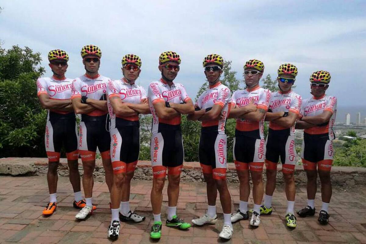 Este es el equipo Arroz Sonora - Dimonex, que dirige el piedecuestano Víctor Hugo Peña Grisales, y que buscará con José Rodolfo Serpa Pérez, el título de la Vuelta a Colombia que iniciará hoy en Turbaco, Bolívar, y terminará el 26 de junio en Tunja, Boyacá. (Foto: Tomada de Facebook / VANGUARDIA LIBERAL)