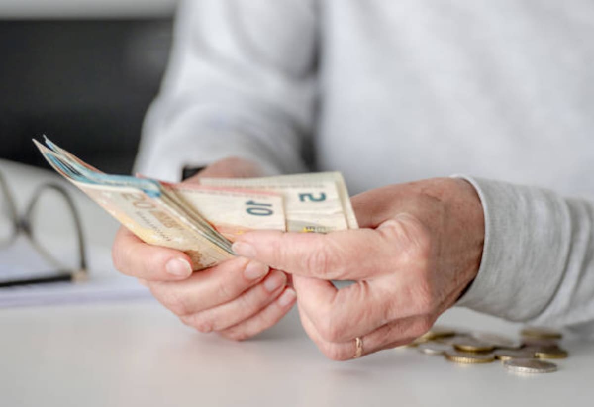 El crédito de libranza es una de las alternativas de financiación disponibles para pensionados, con cuotas que pueden descontarse directamente de la mesada.
