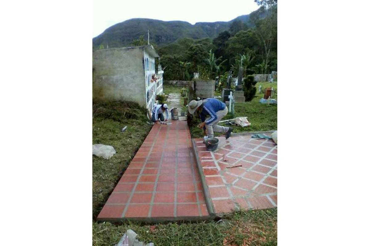 Alirio trabajó como docente en la escuela Pablo Guiua de Contratación, y la razón de su obra era “arreglar la casita de todos, para que lo acompañaran cuando se vaya a descansar en paz”. (Foto: Suministrada Alirio Oroztegui López /VANGUARDIA LIBERAL)