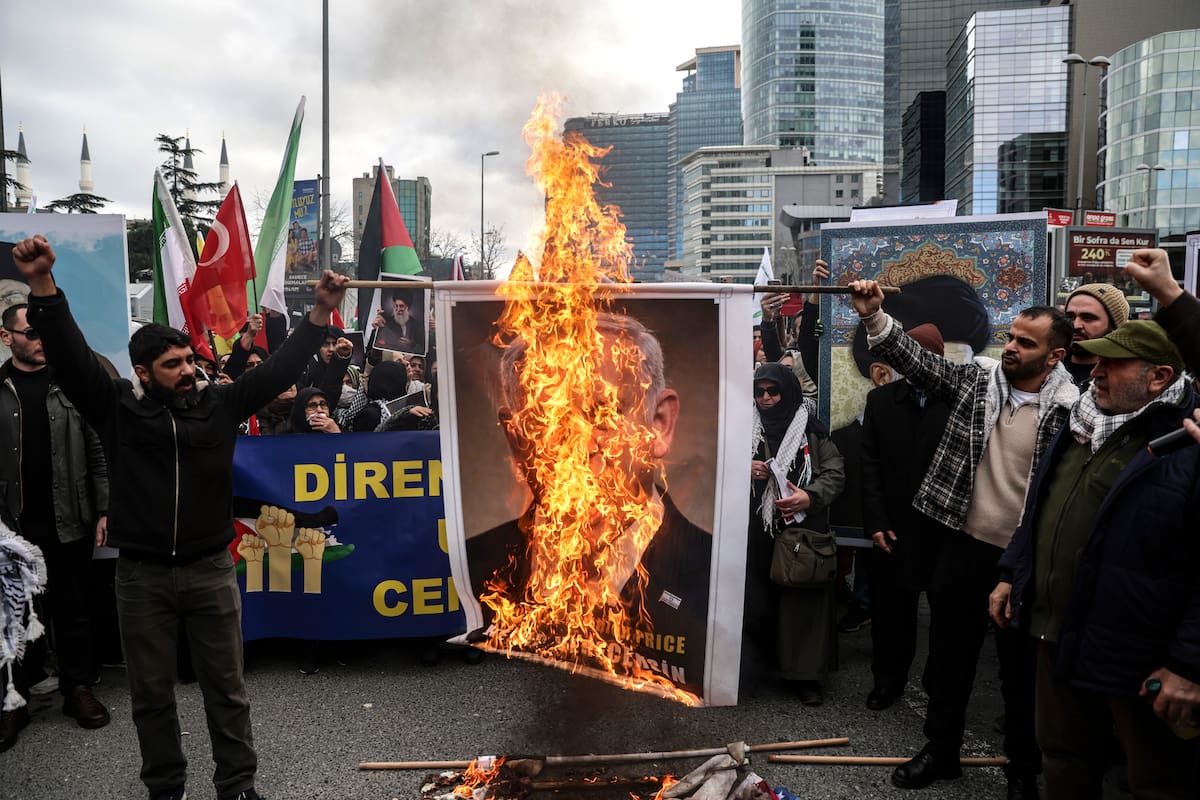 ISTANBUL (Turkey), 01/03/2026.- Protesters set fire to a banner showing Israeli Prime Minister Benjamin Netanyahu during a protest against US-Israeli attacks on Iran, in Istanbul, Turkey, 01 March 2026. Iran officially confirmed on 01 March that Supreme Leader Ali Khamenei was killed in a joint US-Israeli military operation conducted on 28 February 2026. (Protestas, Turquía, Estanbul) EFE/EPA/ERDEM SAHIN