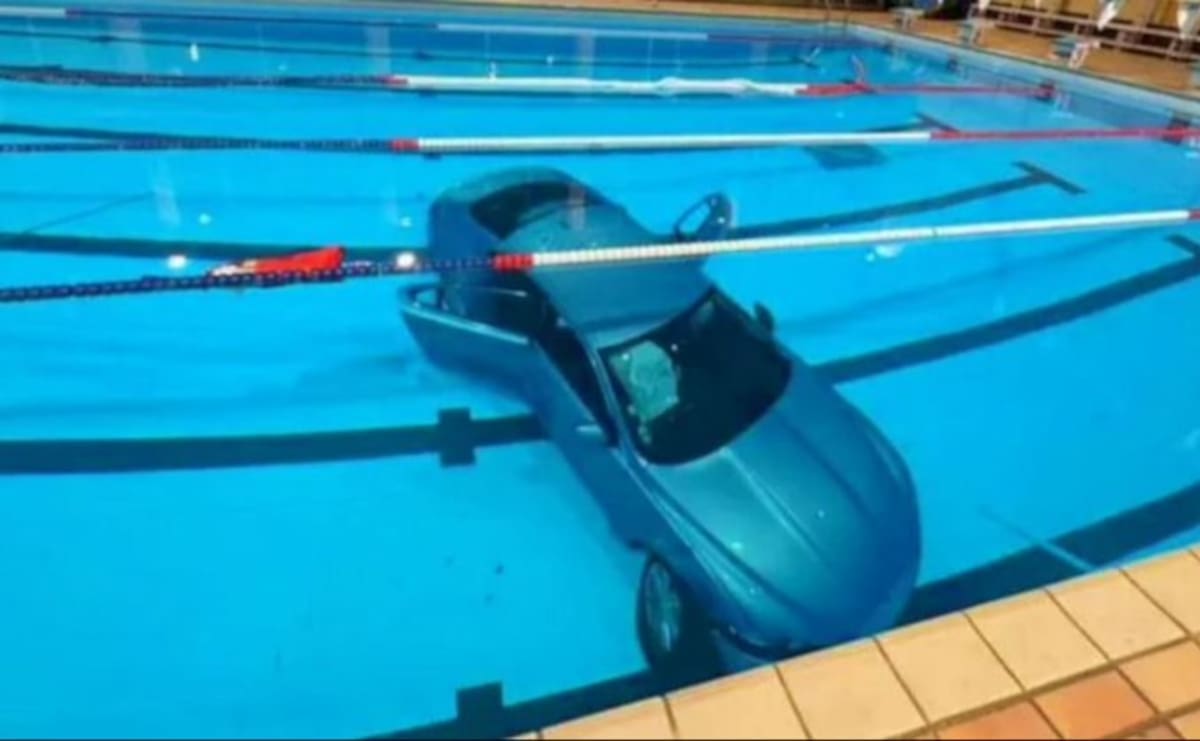 Un automóvil se estrelló contra el muro de cristal de una alberca y terminó dentro del agua mientras aún había personas en la piscina, en Francia. Afortunadamente, no se reportaron heridos.