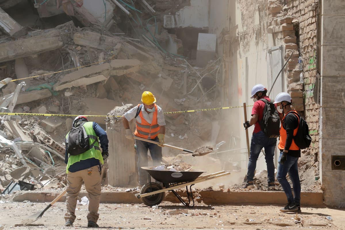AME9053. PEREIRA (COLOMBIA), 14/08/2026.- Personas recogen escombros este viernes de una edificación destruida por el terremoto de magnitud 7,4, cerca a la Plaza de Bolívar de Pereira (Colombia). Cinco días después del terremoto que sacudió a Colombia, y con cada vez menos esperanzas de encontrar sobrevivientes entre los edificios derrumbados, Pereira intensifica la remoción de escombros para comenzar a reconstruirse tras la tragedia. EFE/ Carlos Ortega