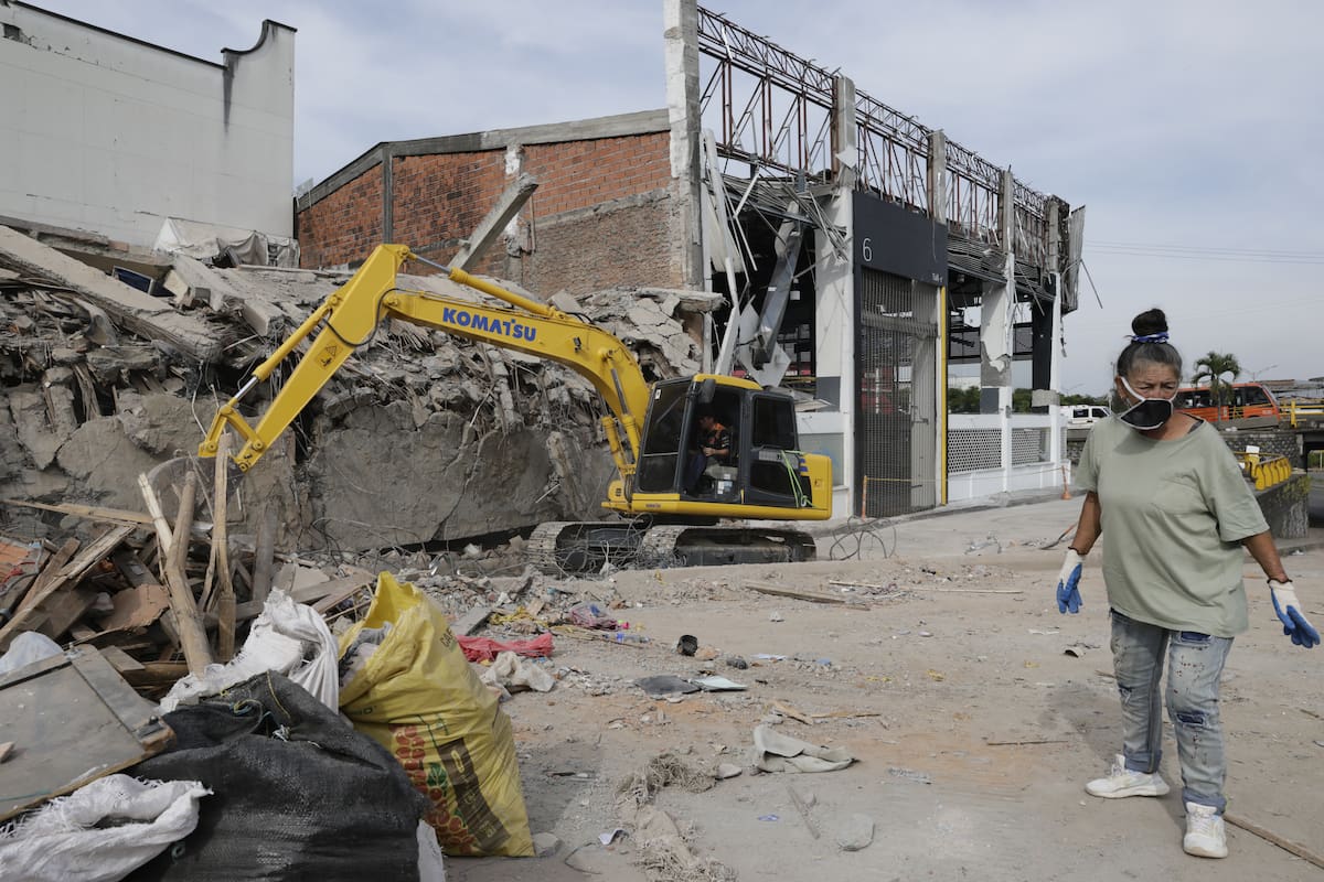 AME9053. PEREIRA (COLOMBIA), 14/08/2026.- Una persona recoge escombros este viernes en una zona afectada por el terremoto de magnitud 7,4 en Pereira (Colombia). Cinco días después del terremoto que sacudió a Colombia, y con cada vez menos esperanzas de encontrar sobrevivientes entre los edificios derrumbados, Pereira intensifica la remoción de escombros para comenzar a reconstruirse tras la tragedia. EFE/ Carlos Ortega