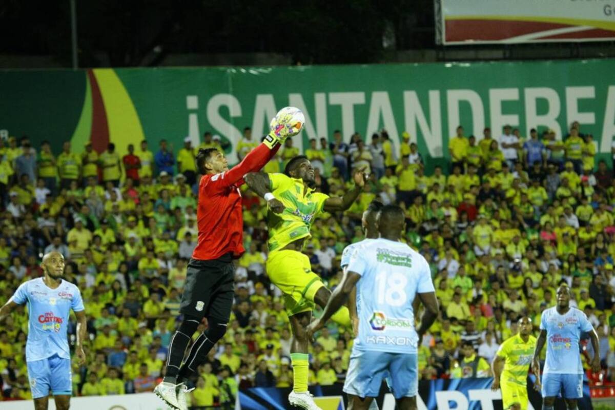 Con el paso de los minutos y con el marcador en contra, Atlético Bucaramanga apeló al pelotazo para buscar igualar las acciones frente a Jaguares de Córdoba. (Foto: César Flórez / VANGUARDIA LIBERAL)