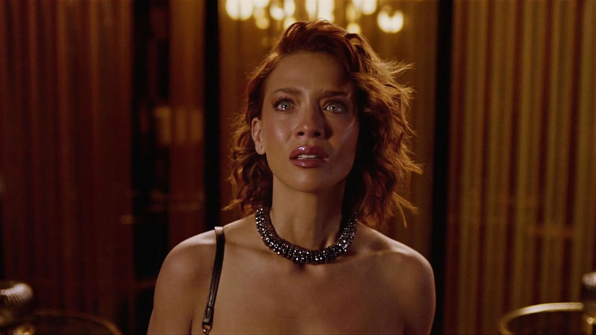 En la tercera temporada de Perfil falso, una escapada aparentemente idílica a un exótico paraíso de luna de miel se convierte en una red de secretos y traiciones. Foto: Netflix