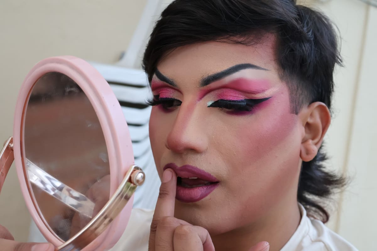 La historia de Perra Sin Gracia es la de una búsqueda personal marcada por la valentía. Detrás del brillo y el espectáculo hay un joven bumangués que encontró en el drag una forma de romper prejuicios y expresar todo aquello que durante años permaneció en silencio.