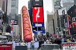 ¡Insólito! Un perro caliente de 20 metros en Times Square desafía el capitalismo